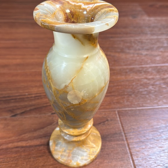 Vintage Carved Marbled
Onyx Stone Flower Vase - Picture 5 of 16
